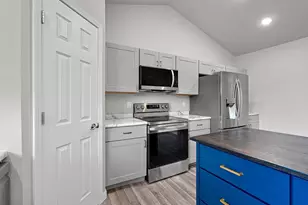 843 Redhawk Dr, Pulaski, WI 54162 - Photo 17