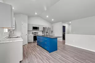 843 Redhawk Dr, Pulaski, WI 54162 - Photo 11