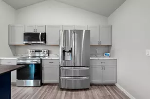 843 Redhawk Dr, Pulaski, WI 54162 - Photo 15