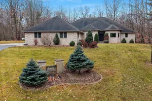 425 Hill Haven Ct, Little Suamico, WI 54141 - Photo 1