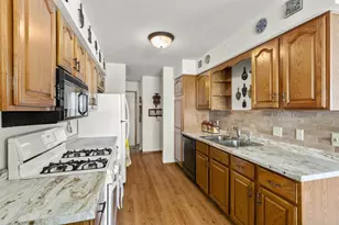 215 Lake Pointe Dr, Oshkosh, WI 54904 - Photo 9