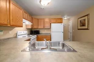 403 W 6th Ave, Oshkosh, WI 54902 - Photo 7