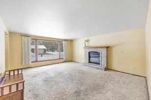 1667 Beaver Dam Dr, Green Bay, WI 54304 - Photo 3