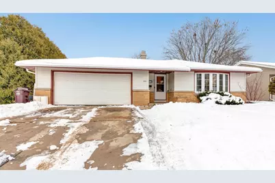 909 Lawton Terrace, Manitowoc, WI 54220 - Photo 1