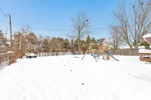 909 Lawton Terrace, Manitowoc, WI 54220 - Photo 17