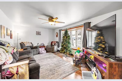 909 Lawton Terrace, Manitowoc, WI 54220 - Photo 3