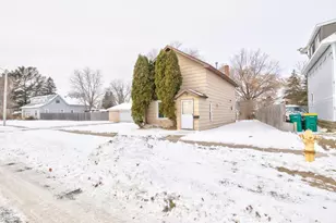 1031 Spruce St, Marinette, WI 54143 - Photo 3