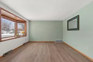 1360 Glen Rd, Ashwaubenon, WI 54313 - Photo 7