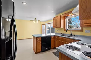 2374 Yolanda Cir, Green Bay, WI 54303 - Photo 11