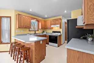 2374 Yolanda Cir, Green Bay, WI 54303 - Photo 9