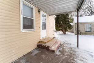 1327 Monroe St, Oshkosh, WI 54901 - Photo 17