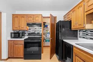 2945 Mossy Oak Cir, Green Bay, WI 54311 - Photo 5