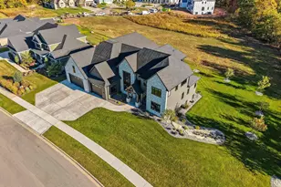 2011 Labyrinth Ln, De Pere, WI 54115 - Photo 3