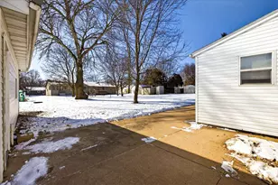 1221 Hillcrest Dr, Kaukauna, WI 54130 - Photo 23