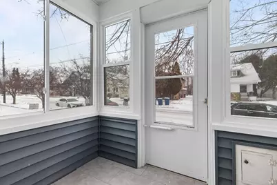 219 W 16th Avenue, Oshkosh, WI 54902 - Photo 3