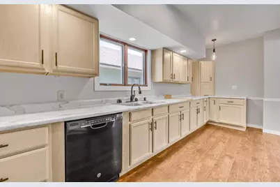 407 E Irving Avenue, Oshkosh, WI 54901 - Photo 13