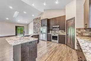 272 Lost Ridge Ct, Green Bay, WI 54302 - Photo 15