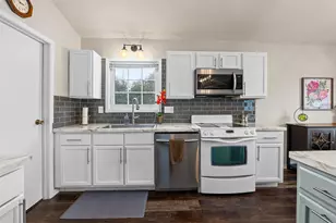 2510 Village Ln, Oshkosh, WI 54904 - Photo 9