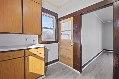 908 W 10th Avenue, Oshkosh, WI 54902 - Photo 5