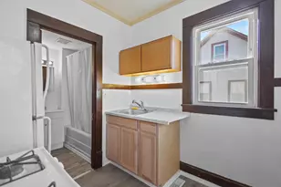 908 W 10th Ave, Oshkosh, WI 54902 - Photo 7