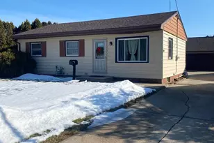 1020 S Sawyer St, Oshkosh, WI 54902 - Photo 1