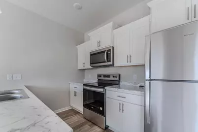 1068 W 20th Avenue, Oshkosh, WI 54902 - Photo 9