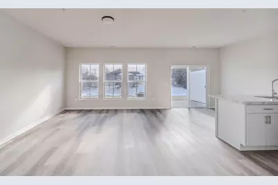 1076 W 20th Avenue, Oshkosh, WI 54902 - Photo 3