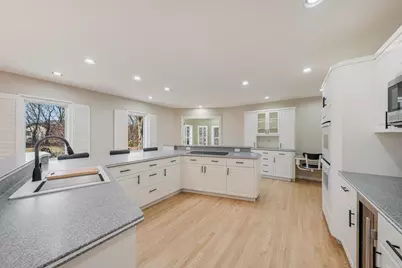 1051 S Oakwood Road, Oshkosh, WI 54904 - Photo 15