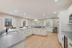 1051 S Oakwood Rd, Oshkosh, WI 54904 - Photo 15