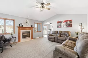2060 Meadowview St, Kaukauna, WI 54130 - Photo 3