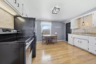 1129 Suburban Dr, De Pere, WI 54115 - Photo 7