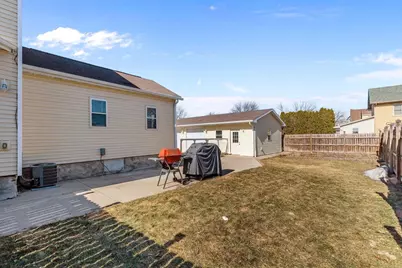 207 W Forest Avenue, Neenah, WI 54956 - Photo 9