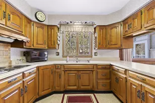 907 Ernst Dr, Green Bay, WI 54304 - Photo 11