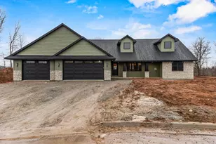 2984 Creekwood Dr, Green Bay, WI 54311 - Photo 1