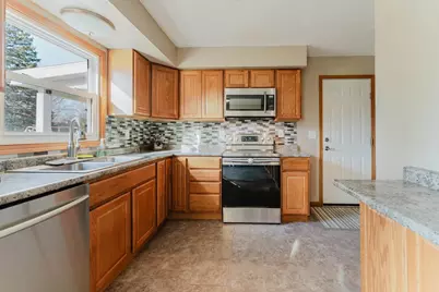 1425 W 3rd Avenue, Oshkosh, WI 54902 - Photo 7