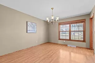 2189 E Prairie Creek Dr, Neenah, WI 54956 - Photo 9