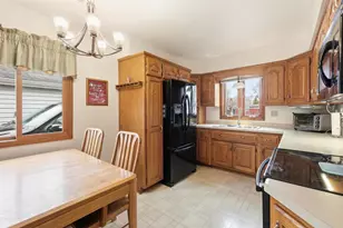 1107 Honeysuckle Ln, Neenah, WI 54956 - Photo 5