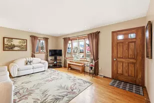 1107 Honeysuckle Ln, Neenah, WI 54956 - Photo 11