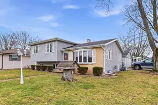 1107 Honeysuckle Ln, Neenah, WI 54956 - Photo 3