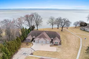 957 Brighton Dr, Menasha, WI 54952 - Photo 3