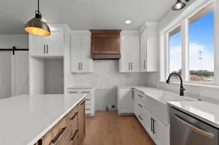 N8872 Galway Ln, Menasha, WI 54952 - Photo 3