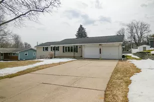 929 Marvelle Ln, Green Bay, WI 54304 - Photo 1