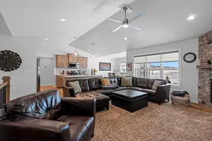 2555 Willow Ct, Green Bay, WI 54311 - Photo 9