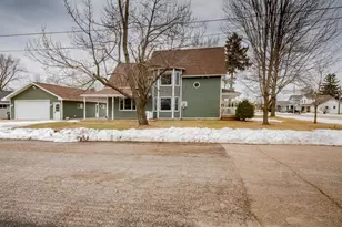 215 E Alfred St, Weyauwega, WI 54983 - Photo 11
