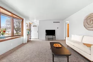 852 Raymond St, Green Bay, WI 54304 - Photo 5