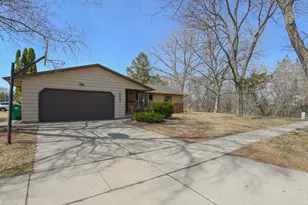 1024 Edgewood Dr, Green Bay, WI 54311 - Photo 1