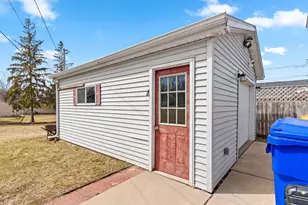 1914 Lilac Ln, Green Bay, WI 54302 - Photo 33