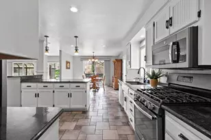 2763 S Memorial Dr, Green Bay, WI 54313 - Photo 9