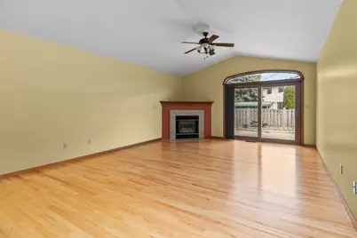 1274 W 18th Avenue, Oshkosh, WI 54904 - Photo 5