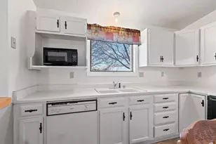 2409 Cedar Ridge Ct, Green Bay, WI 54313 - Photo 9